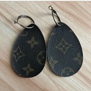 ✨ Keep It Gypsy Brown Monogram Teardrop Leather Pierced Earrings ✨Preloved EUC